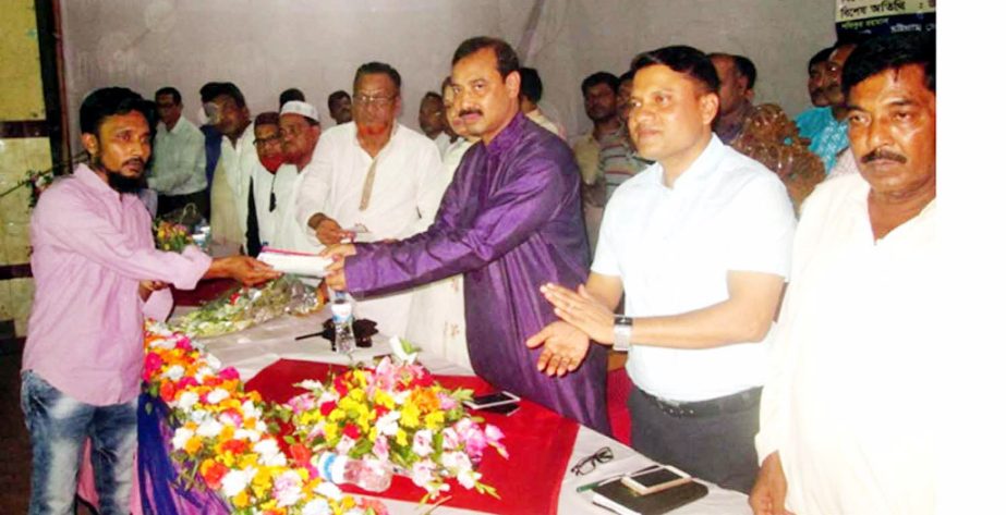 CCC Mayor A J M Nasir Uddin distributing financial aid among the relatives of deceased members of Chittagong Truck and Covered Vans Sramik Union as Chief Guest on Saturday.