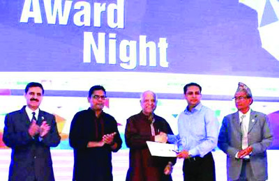 JHENAIDAH: AC Land of Jhenaidah Sadar Osman Gani receiving best officer award from Finance Minister Abul Maal Abdul Muhith organised by Digital World 2016 held at International Convention City Bashundhara on Friday night..