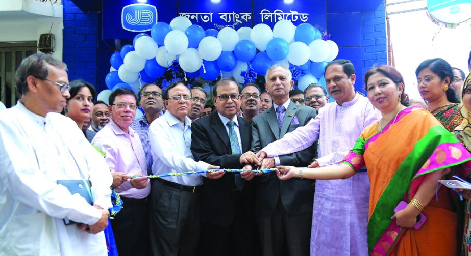 AAMS Arefin Siddique, Vice Chancellor of Dhaka University (DU), inaugurating a ATM booth of Janata Bank Ltd at TSC premises of the university on Wednesday. Md Mahabubur Rahman Hiron, AK Fazlul Ahad, Directors, Md Abdus Salam, CEO and MD of the bank and Pr