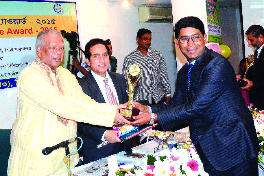 RN Paul, Director of Allplast Bangladesh Limited, receiving the National Productivity and Quality Excellence Award from Industries Minister Amir Hossain Amu, at a city hotel on Wednesday.