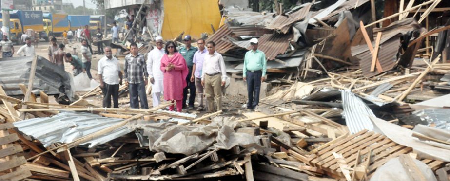 CCC's eviction drive led by Executive Magistrate Sanjida Sharmin is going on from Biman intersection of Port Connection Road to Nimtola footpath areas on Wednesday.