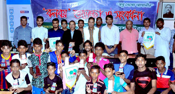 The Ball Boys, the officials of BFF and 'Supporters of Bangladesh Football' pose for a photo session at the conference room of BFF House on Friday.'Supporters of Bangladesh Football' accords a reception to the Ball Boys at the same venue on the same d