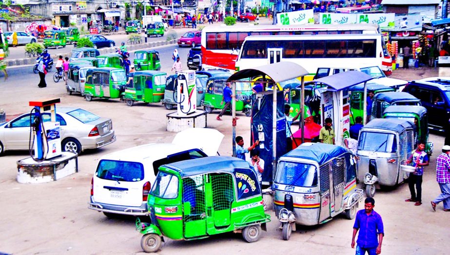 CNG-run vehicles crowded the filling stations in city on Saturday as petrol & CNG pump owners threatened strike for indefinite period from Oct 30. The strike was however postponed. This photo was taken from Shyamoli.