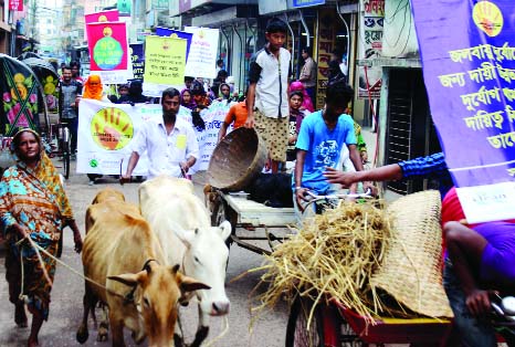 JHALAKATHI: People in Jhalakathi brought out a rally in the town with their household materials including domestic animals demanding compensation instead of loan to save life from the affect of climate change on Thursday.