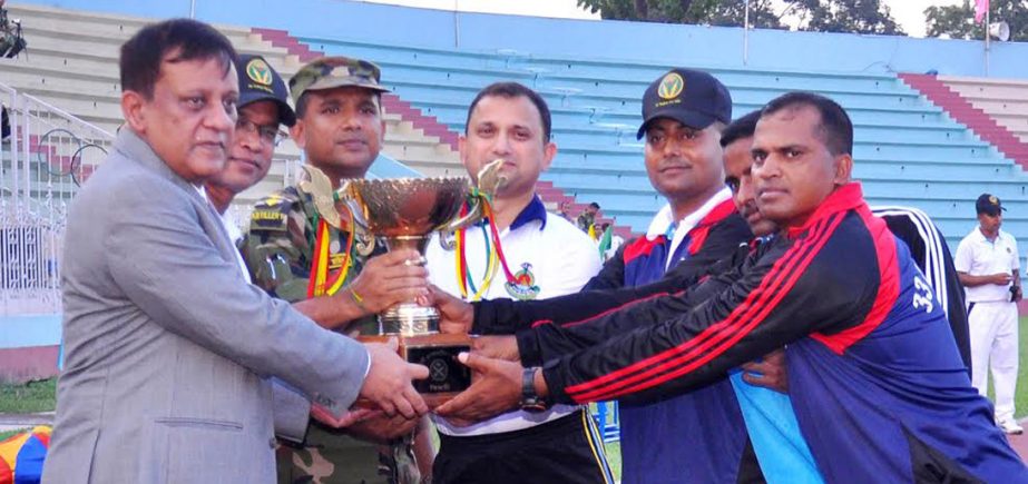 Chief of General Staff of Bangladesh Army Lieutenant General Sabbir Ahmed giving away champions trophy to 33 Infantry Division (Comilla Area) team who clinched the title of Army Athletics Meet 2016 at Army Stadium, Banani, Dhaka on Sunday.