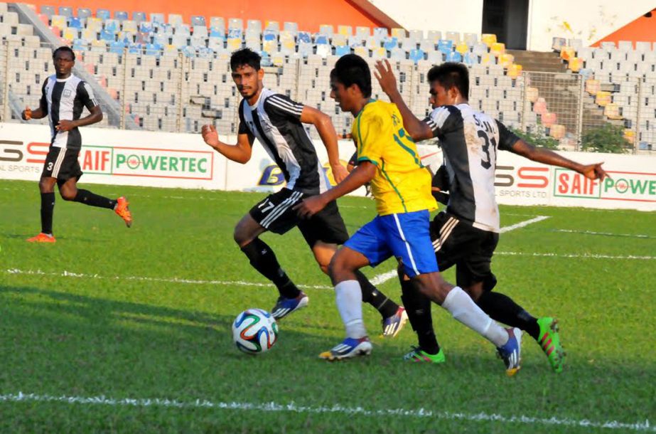 A moment of the match of the JB Group Bangladesh Premier League Football between Arambagh Krira Sangha and Sheikh Jamal Dhanmondi Club Limited at the Bangabandhu National Stadium on Tuesday.