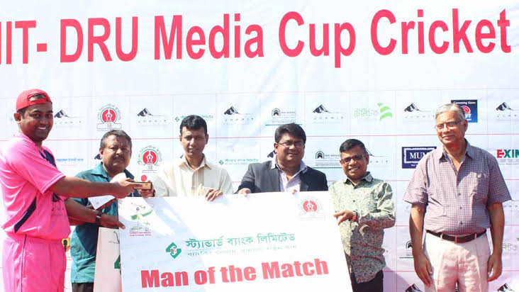 Head of Public Relations & Media Shamsuddin Haider Dalim handing over the prize of the Man of the Match of the Summit-DRU Media Cup Cricket at the Moulana Bhashani National Hockey Stadium on Wednesday.