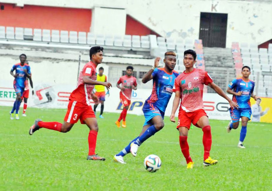 An action from the match of the JB Group Bangladesh Premier League Football between Brothers Union and Feni Soccer Club at the Bangabandhu National Stadium on Thursday.