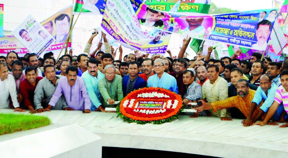 BNP Secretary General Mirza Fakhrul Islam Alamgir along with the newly elected members of Jatiyatabadi Swechchhasebok Dal paying tributes to Shaheed President Ziaur Rahman by placing wreaths at the latter's mazar on Friday.