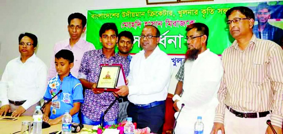 Nazmul Ahsan, Deputy Commissioner of Khulna giving a crest to Mehedi Hasan Miraz at a reception ceremony at Khulna Circuit House Hall Room on Tuesday.
