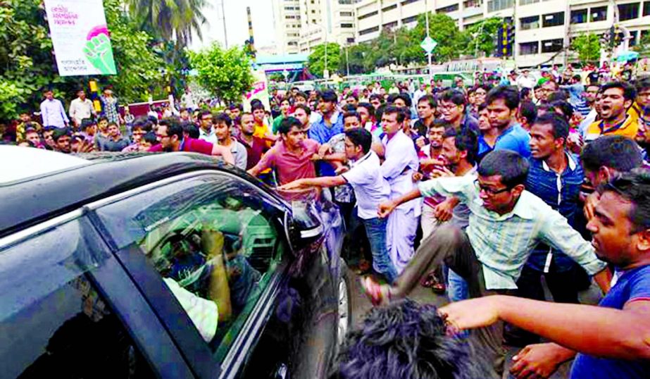 General students of Dhaka University blocked the Shahbagh intersection protesting recent mayhem in Brahmanbaria as well as negligence, indifference of local administration. They also attacked the vehicles on Friday. Photo shows Awami League's Joint Secre