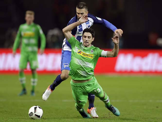 Hertha Berlin's Vedad Ibisevic (left) and Moenchengladbach's Lars Stindl (right) challenge for the ball during the German Bundesliga soccer match between Hertha BSC Berlin and Borussia Moenchengladbach in Berlin, Germany on Friday.