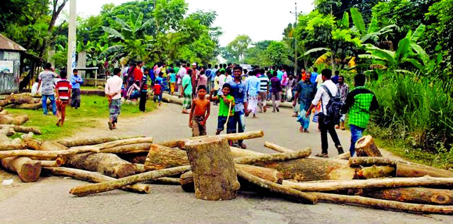 Students of Fulbaria College in Mymensingh staged a demonstration and barricaded the road for 24th consecutive day on Saturday demanding nationalisation of their college.