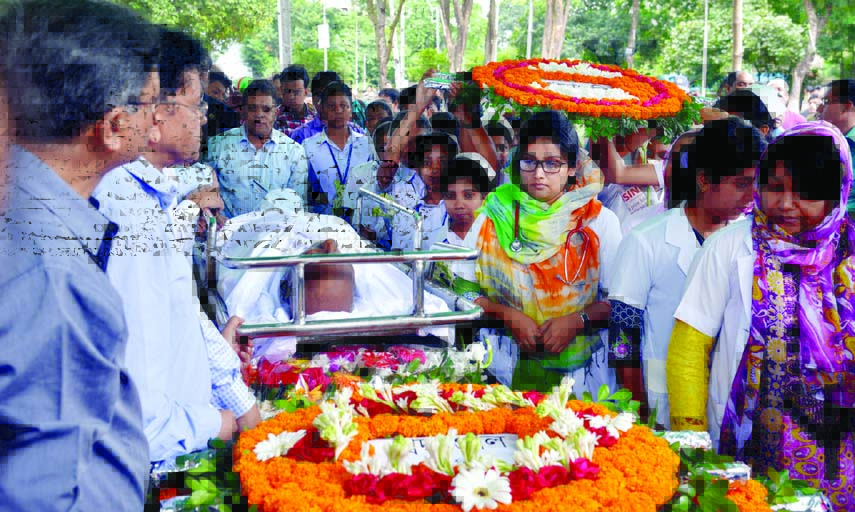 People from all walks of life including physicians and nurses paid last respect to child specialist and national professor Dr MR Khan by placing wreaths on his coffin at the Central Shaheed Minar in the city on Sunday.