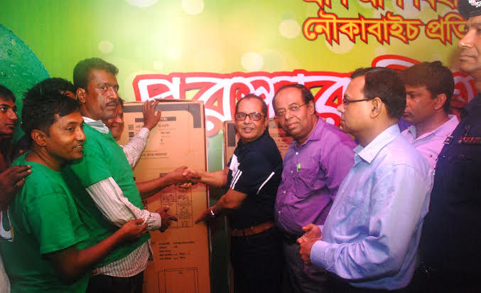 State Minister for Youth and Sports Dr Biren Sikder handing over the prize to the winners of the PRAN Up Biharilal Shikder Boat Race Competition recently. The Boat Race was held in the Modhumoti River under Mohammadpur Upazila of Magura District.