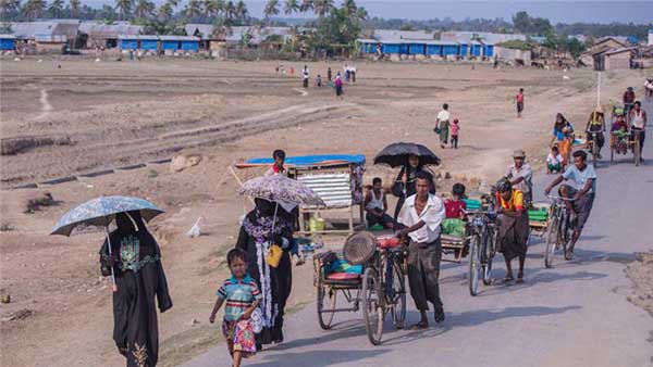 Rohingyas going around on the main road of camp area in Sittwe.