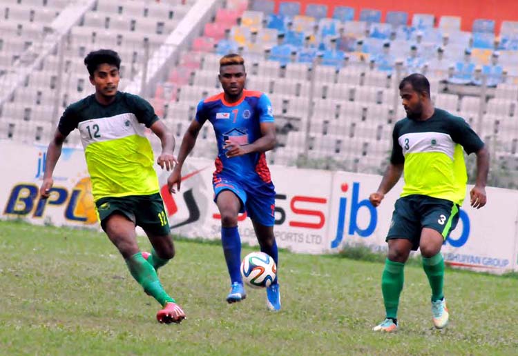 A view of the match of the JB Group Bangladesh Premier League Football between Brothers Union and Team BJMC at the Bangabandhu National Stadium on Tuesday.