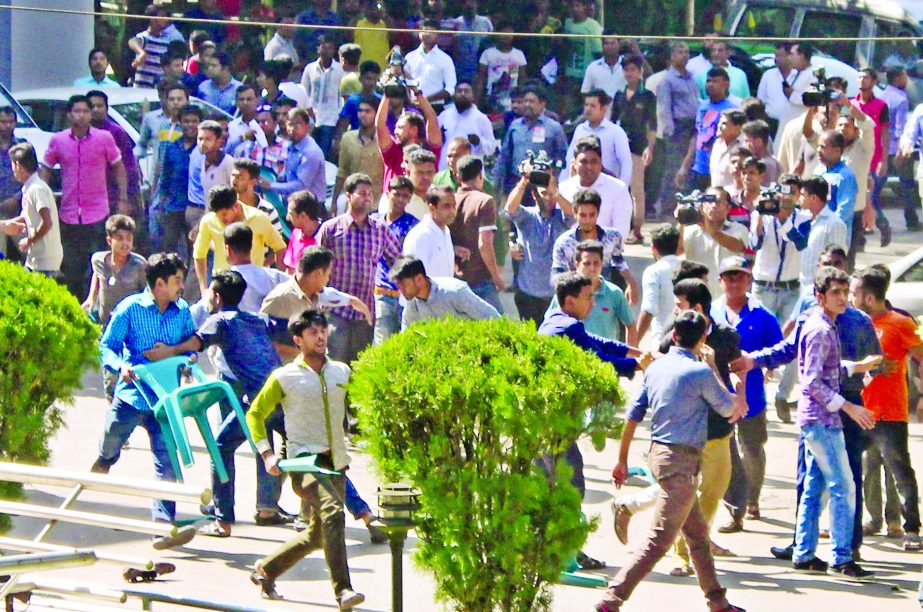 Rival groups of Jatiyatabadi Shwechchhasebak Dal engaged in scuffling and beating each other at the Jatiya Press Club premises while holding meeting on Wednesday leaving five people injured.