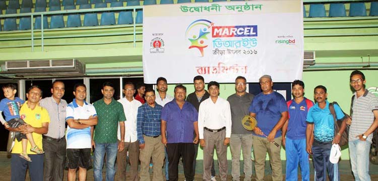 The officials of Dhaka Reporters Unity pose for a photograph at the Shaheed Tajuddin Ahmed Indoor Stadium on Thursday.