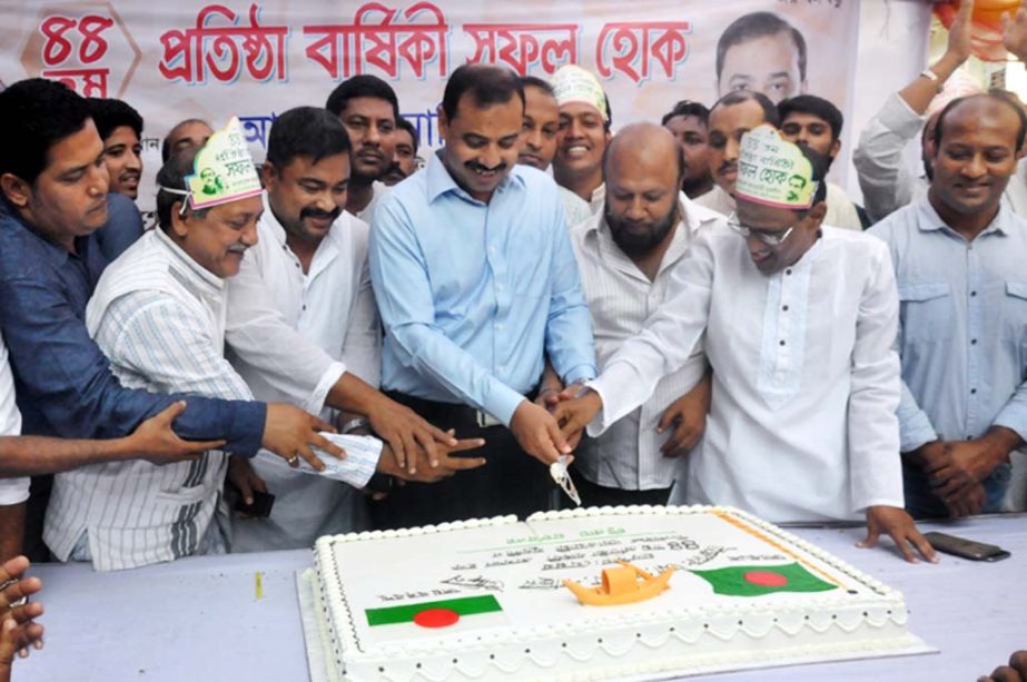 CCC Mayor AJM Nasir Uddin inaugurating 44th founding anniversary programmes of Bangladesh Jubo League at Lalkhan Bazar by cutting cake yesterday.