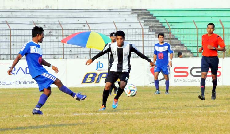 A moment of the JB Bangladesh Premier League Football match between Arambagh KS and Uttar Baridhara Club at the Bir Muktijoddha Rafiquddin Bhuiyan Stadium in Mymensingh on Monday.