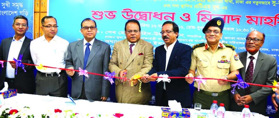 Shaikh Md Wahid-uz-Zaman, Chairman of Janata Bank Limited (JBL) inaugurating an ATM booth of the bank at Dhaka Medical College (DMCH) Corporate Branch in the city on Wednesday. Dr Md Ismail Hossain Khan, principal of Dhaka Medical College, Brig. Gen. Moha