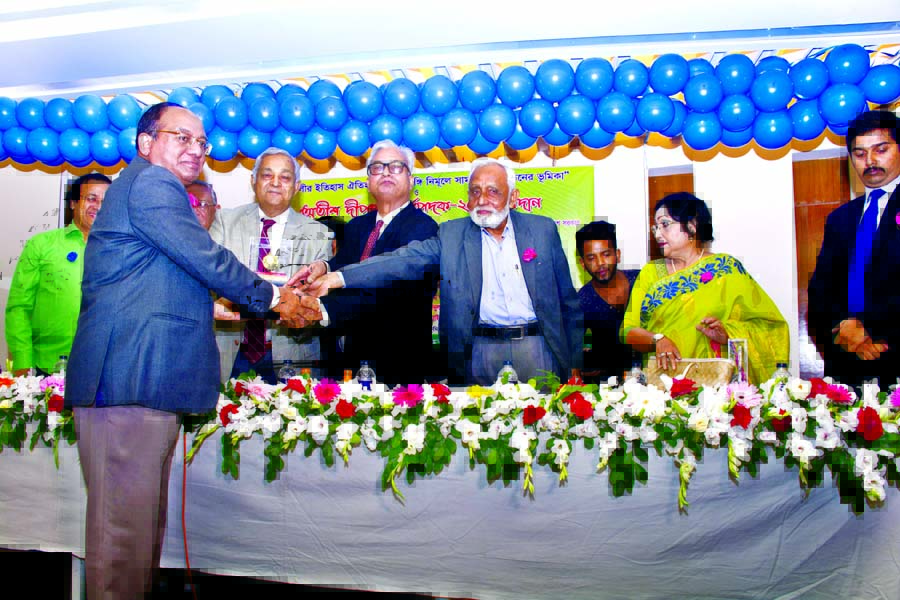 Prof. Dr. Golam Mowla, Chairman of Atish Dipankar Smriti Parishad and founder Vice-Chancellor of Comilla University handing over award to Prof Dr. Md. Golam Samdani Fakir, VC, Green University of Bangladesh (GUB) at the Bishwa Shahittya Kendro Auditori