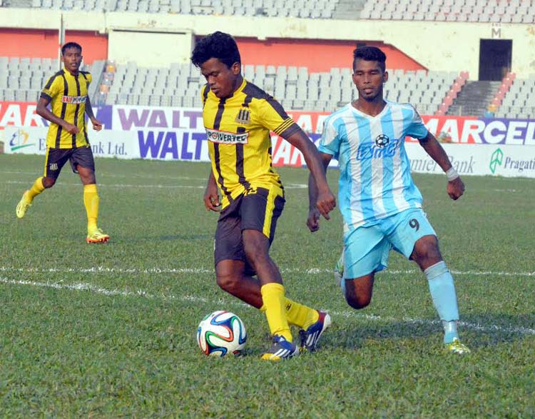 A scene from the match of the Marcel Bangladesh Championship League Football between Fakirerpool Youngmens Club and Saif Sporting Club at the Bangabandhu National Stadium on Wednesday.