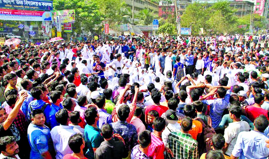 Students of Dhania College put barricade on the Dhaka-Chittagong Highway on Wednesday demanding construction of a footover-bridge in front of their college.