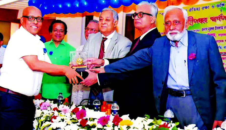 Eng. Robiul Alam, Chairman of Energypac Power Generation Ltd is receiving 'Otish Depankar Gold Medal-2016' from former Chief Justice M Tofazzal Islam. The medal was given for his special contribution to the power engineering business in Bangladesh. Otis