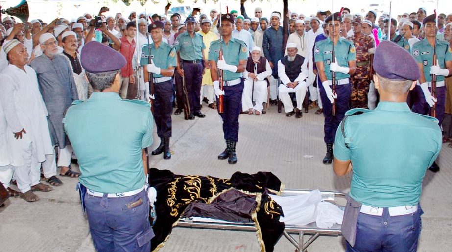 A State honour was paid to eminent freedom fighter SM Yousuf after his Namaj-e-Janaza in the city yesterday.