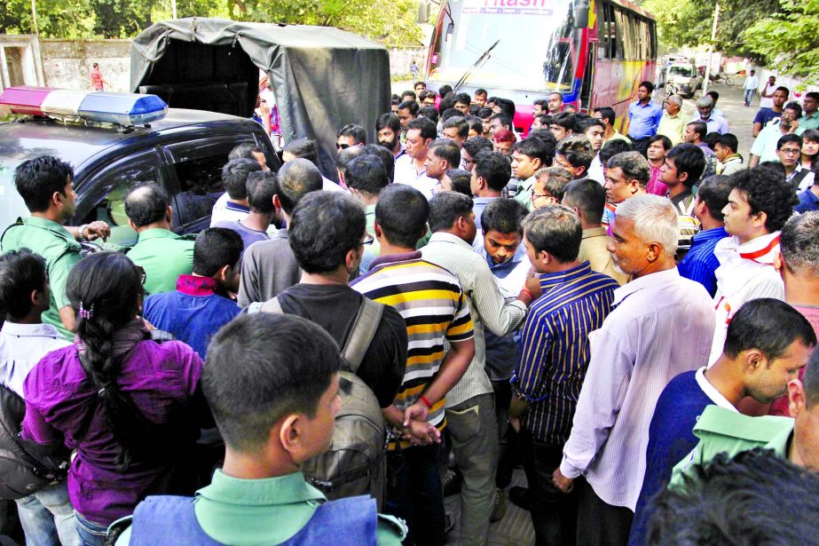 Long march organised by Dhaka University students on Friday started from city's Central Shaheed Minar towards Nasirnagar was foiled by the police.
