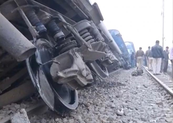 People gather next to a derailed in Kanpur, in India's northern state of Uttar Pradesh, in this still image taken from video November 20, 2016. ANIvia REUTERS TV