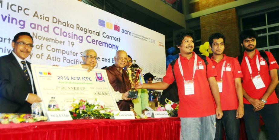 Finance Minister Abul Maal Abdul Muhith, MP distributing prizes among the winners of a 2-day long ACM-International Collegiate Programming Contest (ACM-ICPC) held at the University of Asia Pacific recently.