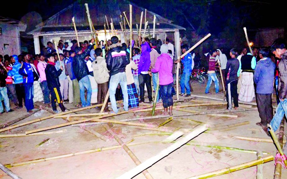 Two rival groups of Awami League locked in clashes centering the setting up of stage for MP Dabirul Islam's meeting at Haripur Upazila in Thakurgaon on Monday.