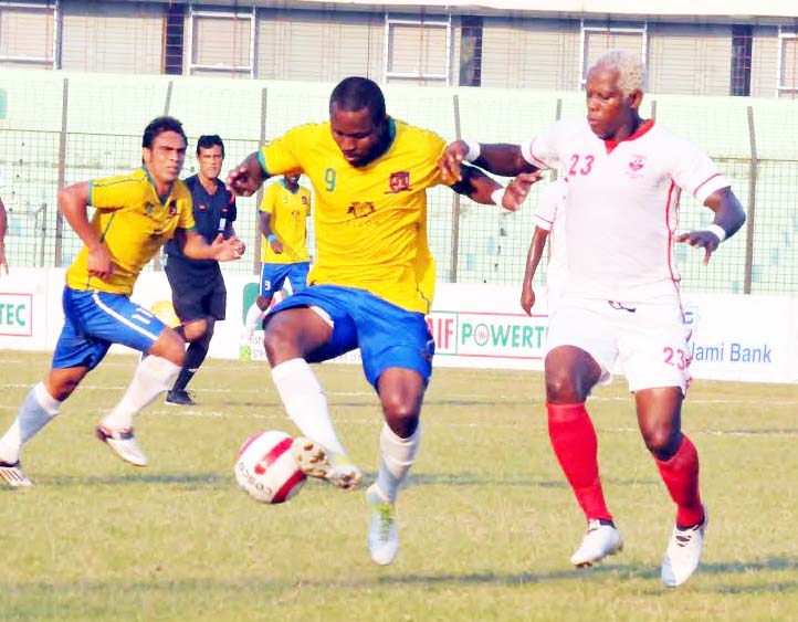 A scene from the JB Bangladesh Premier League football match between Sheikh Jamal Dhanmondi Club and Soccer Club Feni at MA Aziz Stadium in Chittagong on Tuesday.