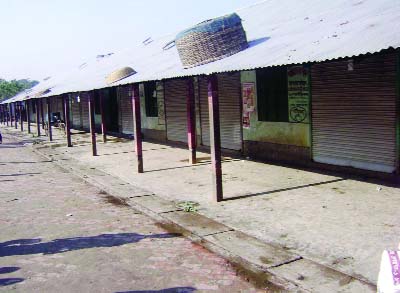 BARISAL: Local businessmen have closed shops of Harta Fish Market fearing of dacoity again on Wednesaday.