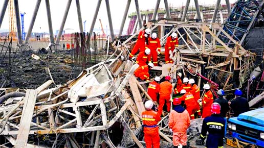 Rescue workers look for survivors after a work platform collapsed at the Fengcheng power plant in eastern China's Jiangxi province. Internet photo