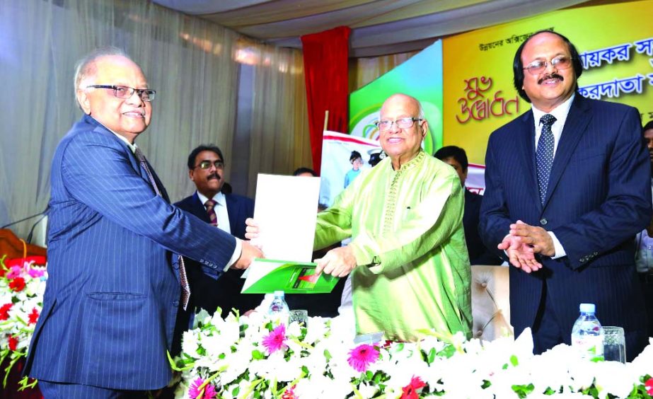 British American Tobacco Bangladesh (BATBC) has been honored with 'Tax Payer Card' by National Board of Revenue as recognition of highest tax paying Company in the country. Golam Mainuddin, Chairman of BATBC receiving the card from Finance Minister Abul