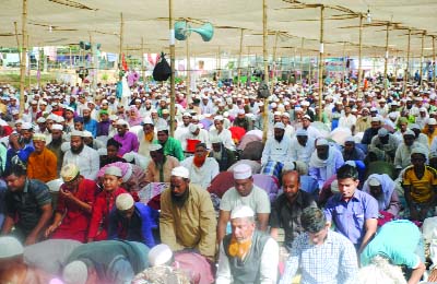 BORGA: Devotees offering Asr prayer at the first day of the three daylong Ijtema at Jhopgari in Bogra city on Thursday.