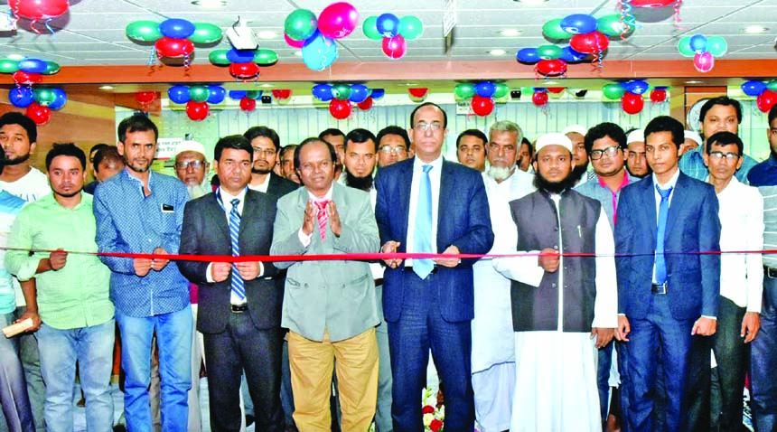 Dutch-Bangla Bank opened its 160th Branch at Hasnabad in Keranigonj on Tuesday. Md. Sayedul Hasan, Deputy Managing Director of the Bank, local dignitaries, businessmen, industrialists and other invited guests attended the occasion.