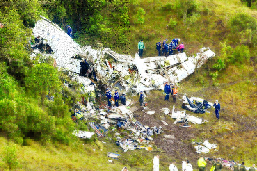 Rescuers trying to find survivors and the crumbled remains of the dead victims from the ill-fated plane. Internet photo