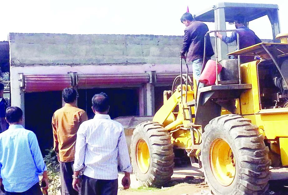 BAGERHAT: Roads and Highway Department, Bagerhat evicting illegal constructions from Mongla- Khulna Highway on Tuesday.