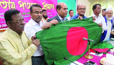 KISHOREGANJ: National flags are distributed among the educational institutes in Kishoreganj Sadar Upazila at local collectorate Office on Wednesday. Among others, Azimuddin Biswas, DC was present as Chief Guest and AKM Shahjahan, DEO chaired the meeting