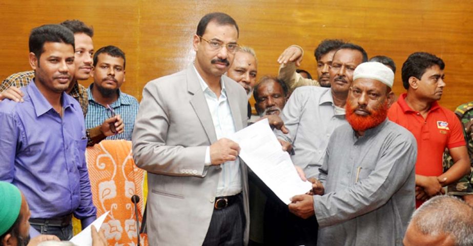 CCC Mayor A J M Nasir Uddin receiving memorandum from members of Chittgaong City Rickshaw Sramik League at his office on Wednesday.