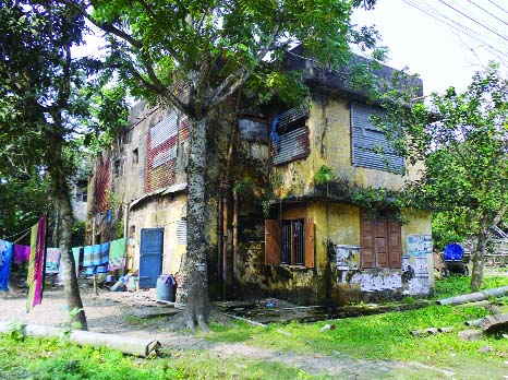 PATUAKHALI: Staff quarter of Western Power distribution Company Ltd in Patuakhali has been in deplorable condition for long time .