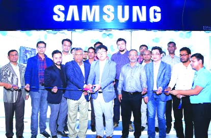 Salahuddin Alamgir, CIP, Managing Director, Excel Telecom Ltd and Chairman, Labib Group and Seungwon Youn, Managing Director of SAMSUNG Bangladesh, inaugurating the 54th SAMSUNG Outlet at Gulshan Avenue in the city recently. High officials of the company