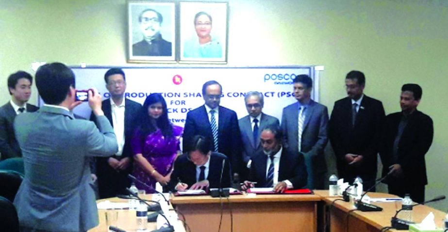 The state-owned Petrobangla has signed a memorandum of understanding (MoU) with POSCO DAEWOO Corporation (PDC) to conduct exploration at deep sea gas Block No. 12 on Wednesday in the city. Petrobangla Director PSC Engineer Md Mahbub Sarowar and Jungoo Jun
