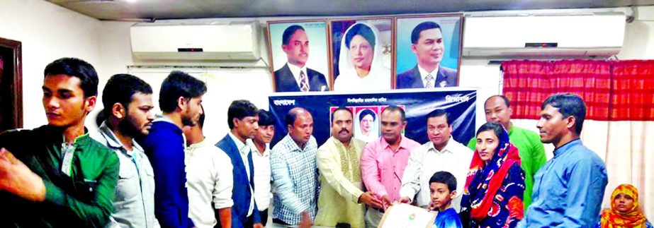 Jatiyatabadi Help Cell hands over financial assistance to the family members of two leaders of Jubo Dal and Chhatra Dal who were disappeared allegedly by law enforcing agencies. The snap was taken from the BNP Central Office in the city's Nayapalton on F