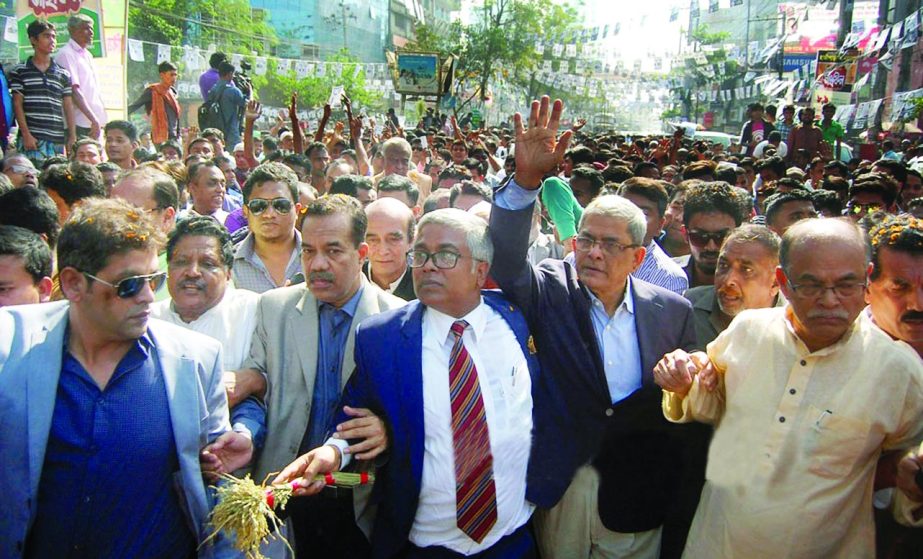 BNP Secretary General Mirza Fakhrul Islam Alamgir along with 20-party leaders joined the campaign of NCC Mayoral candidate Shakhawat Hossain on Saturday.
